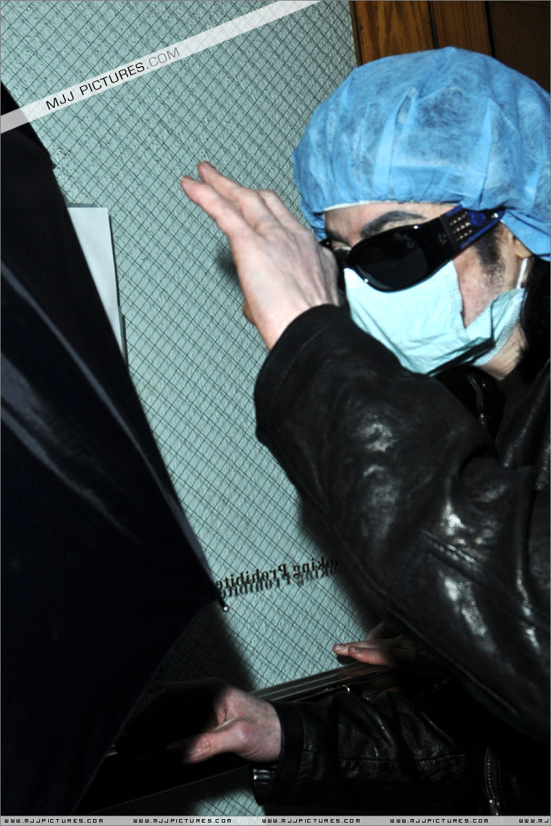 Michael visita médico em Beverly Hills (5/02/2009) 00321