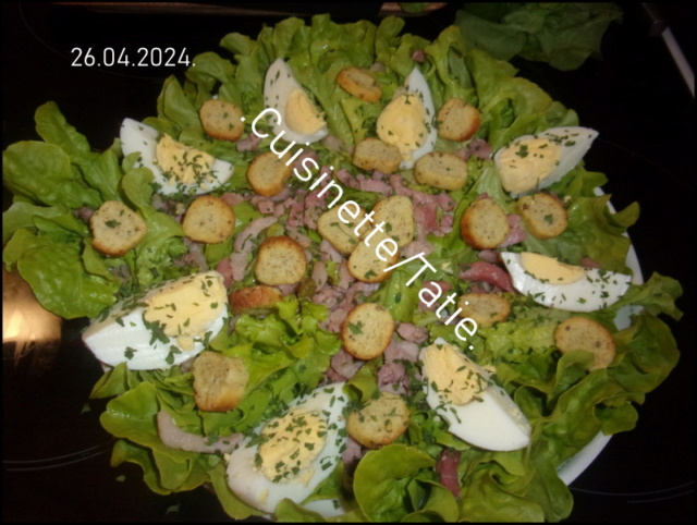 Salade verte composée de lardons,oeufs,croûtons ailés. 200_1810