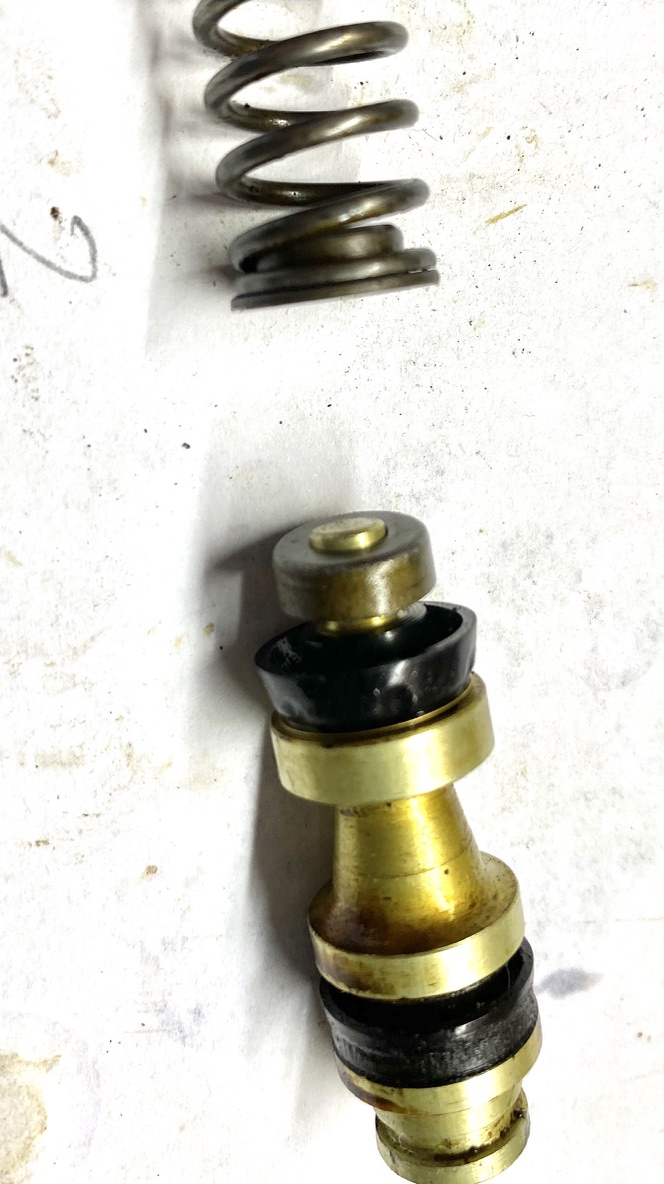 Montage piston du maitre cylindre de frein R75/6 Df894510