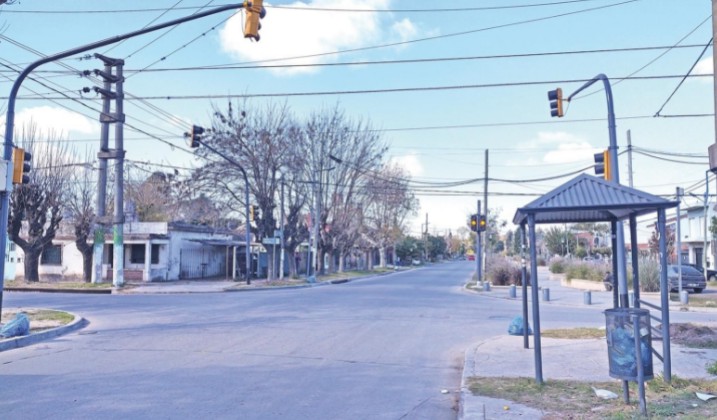 San Miguel: Instalan semáforo en cruce crítico. 001171