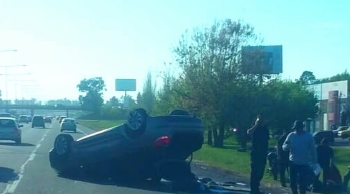 El hermano del Intendente Nardini volcó con el auto 00127