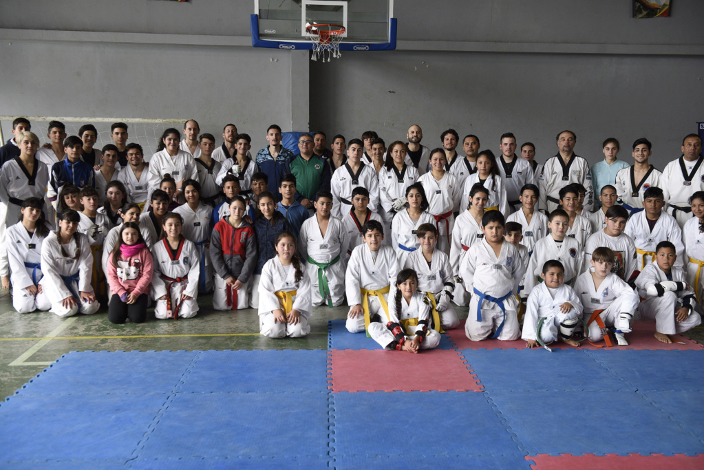 Malvinas Argentinas: Clínica de taekwondo en Villa de Mayo. _car7010