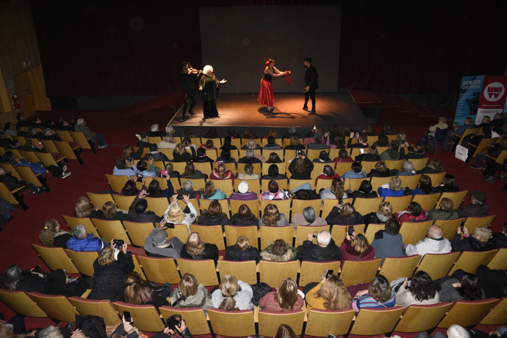 Malvinas Argentinas: Más teatro para los adultos mayores. _car_210