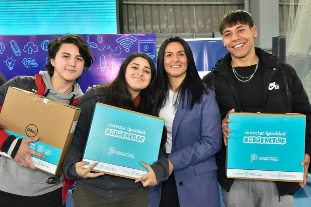 Malvinas Argentinas:  entregaron 470 netbooks a alumnos. Fb_img40