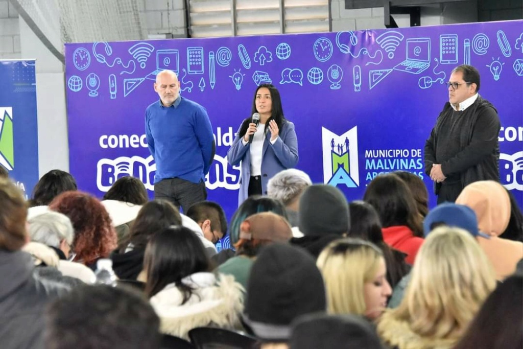 Malvinas Argentinas:  entregaron 470 netbooks a alumnos. Fb_img41