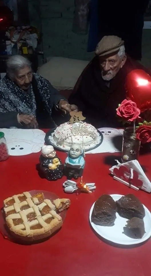 Malvinas Argentinas: Abuelos cumplieron 70 años de casados. Receiv10