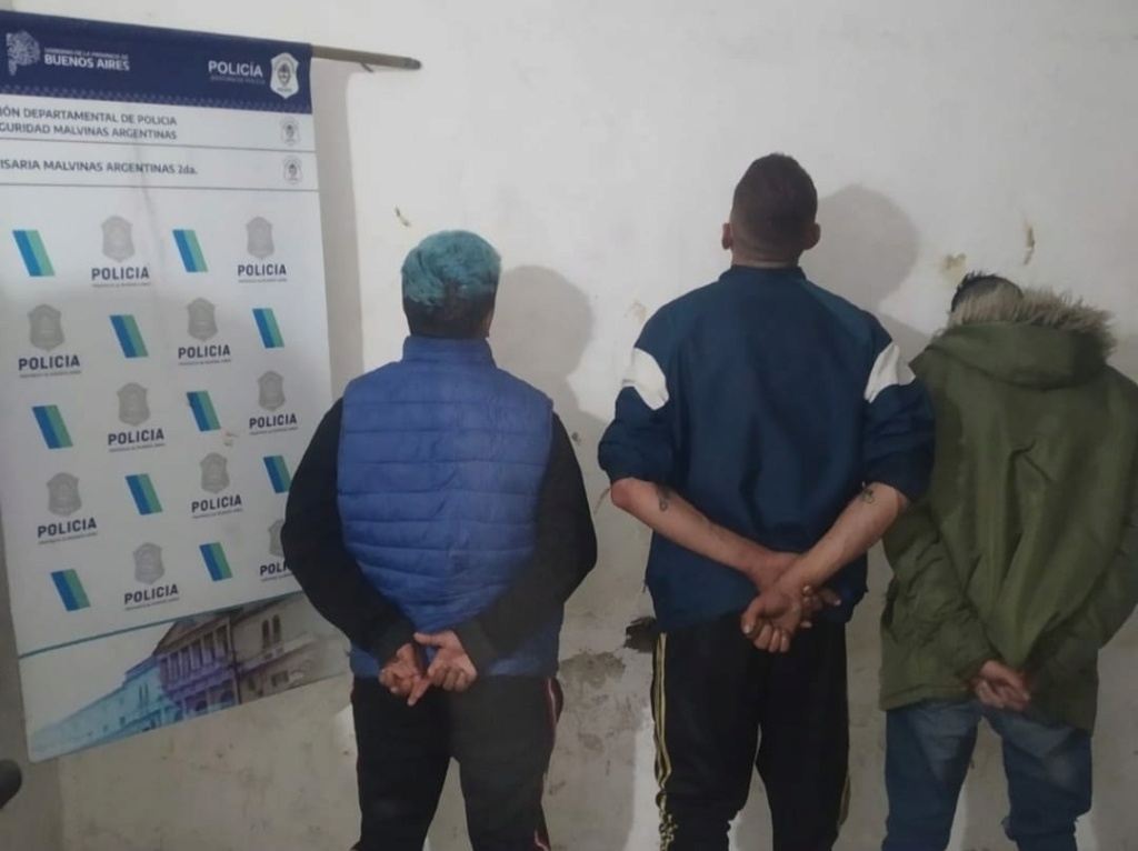Malvinas Argentinas: la policía detiene a tres personas por tenencia ilegal de arma de fuego. Whatsa75