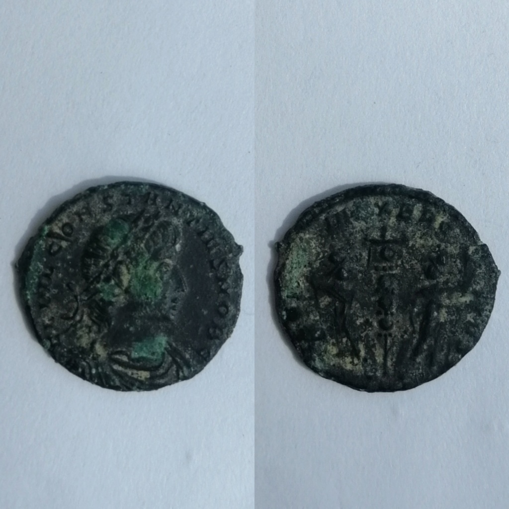 AE4 de Constancio II. GLORIA EXERCITVS. Soldados entre 1 estandarte. Photog17