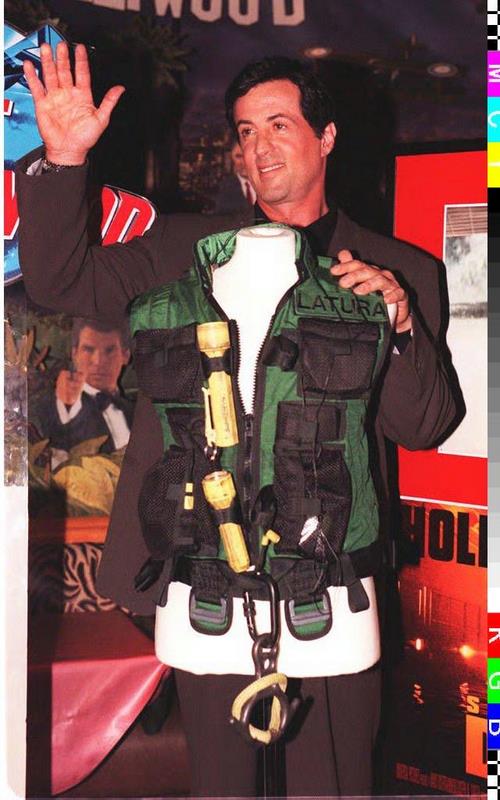 Stallone et le Planet Hollywood - Page 11 Aailsi10