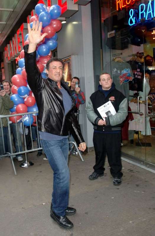 Stallone et le Planet Hollywood - Page 11 Zsqa10