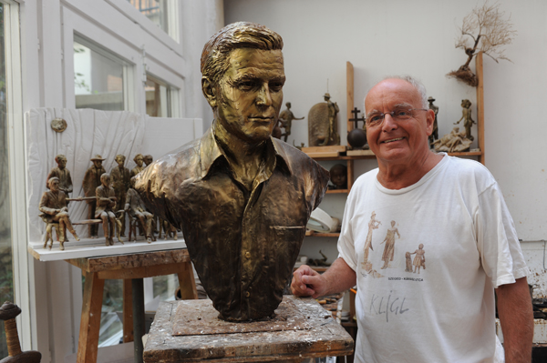 2 August 2013: Hungarian sculptor makes bronze bust of George Clooney George11