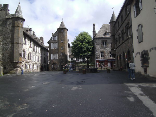 deux colonnes séparée par une petite colonne Salers10