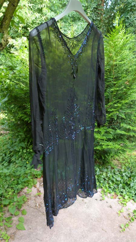 Robe perlée noire en mousseline , crépe , 1925 P1100227