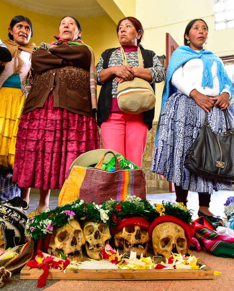 Les crânes honorés de la "Fiesta de las Natitas" en Bolivie B10