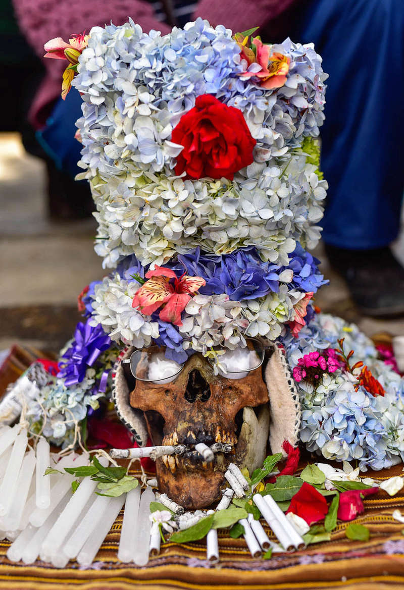 Les crânes honorés de la "Fiesta de las Natitas" en Bolivie C10