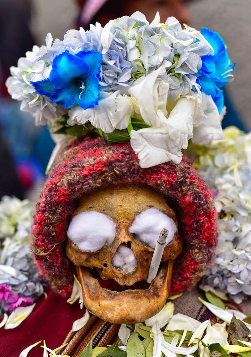 Les crânes honorés de la "Fiesta de las Natitas" en Bolivie J10