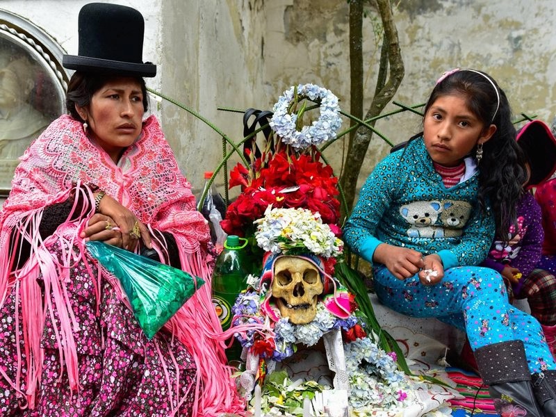 Les crânes honorés de la "Fiesta de las Natitas" en Bolivie N_24_o10
