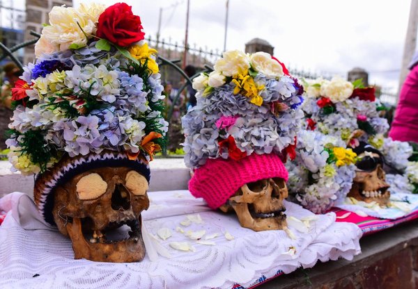 Les crânes honorés de la "Fiesta de las Natitas" en Bolivie N_32_o10