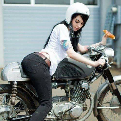Babes & Bikes - Page 11 16508610