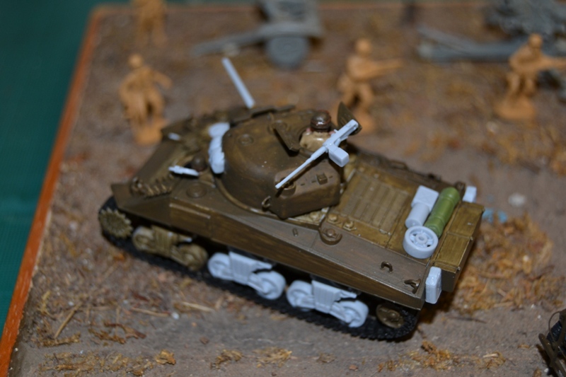 La 2ème DB, JEEP & infanterie Réf 60997, camion GMC CCKW353 Réf 79996, char moyen M4A2 SHERMAN Réf 79994 - Page 3 Dsc_0217