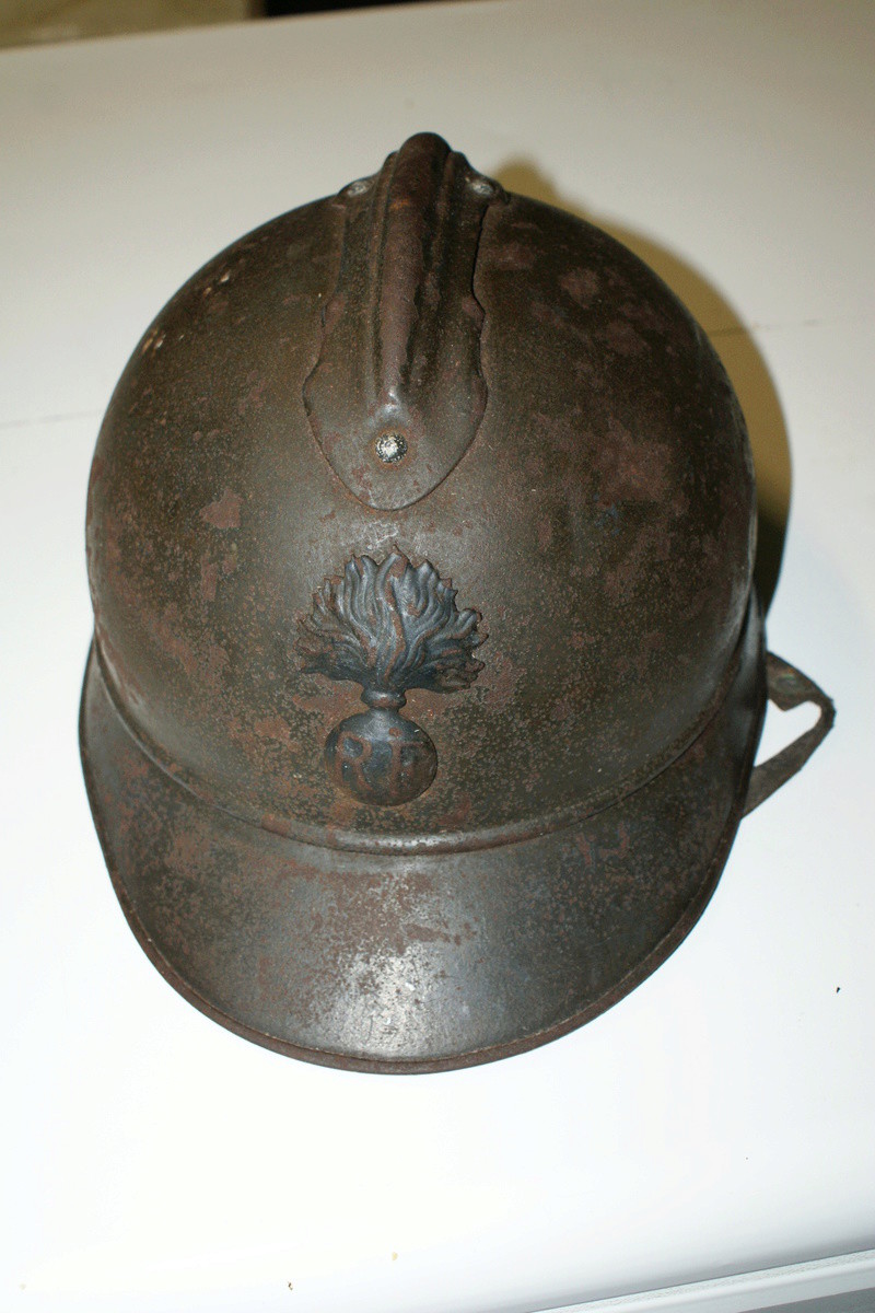 casque adrian 1915 infanterie utilisé 1940(baisse à 80) Dsc09511