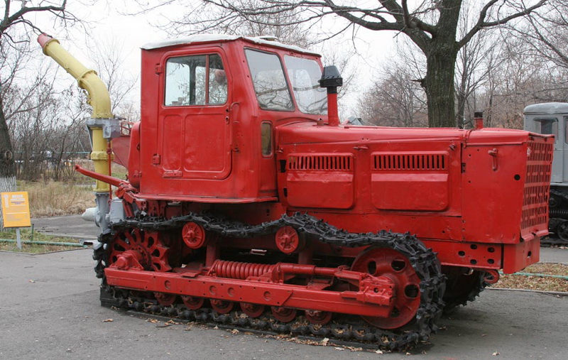 Collection Hachette en Russie: tracteurs au 1/43 Eiae_-10