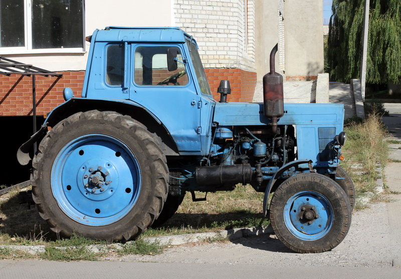 Collection Hachette en Russie: tracteurs au 1/43 Mtz-8010