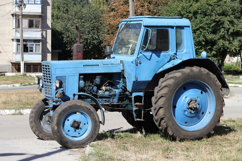 Collection Hachette en Russie: tracteurs au 1/43 Mtz-8011