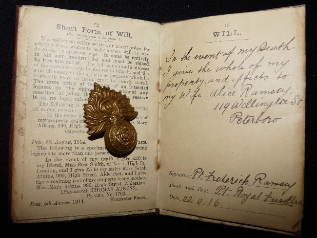 (H) Paybook + cap-badge 32nd Royal Fusiliers - VENDU Payb510