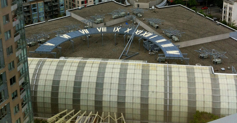 Le gigantesque cadran solaire de l'International Village Mall de Vancouver. Screen10