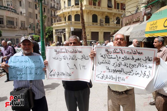  أصحاب المعاشات يتظاهرون في «طلعت حرب»: «غادة والي إلى الجحيم» 4201e-12