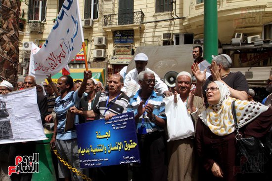  أصحاب المعاشات يتظاهرون في «طلعت حرب»: «غادة والي إلى الجحيم» 420e-o11