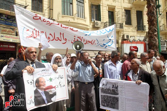  أصحاب المعاشات يتظاهرون في «طلعت حرب»: «غادة والي إلى الجحيم» 420e-o12