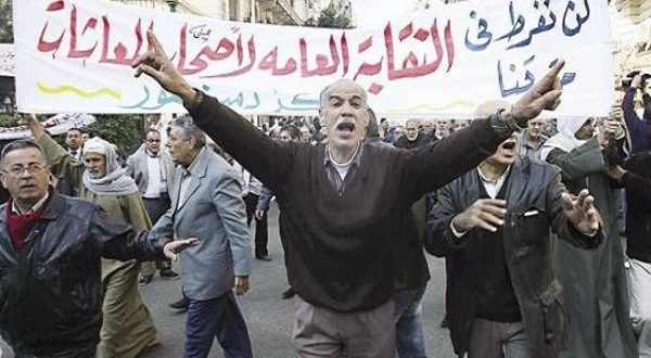  أصحاب المعاشات يتظاهرون في «طلعت حرب»: «غادة والي إلى الجحيم» Oo--io10