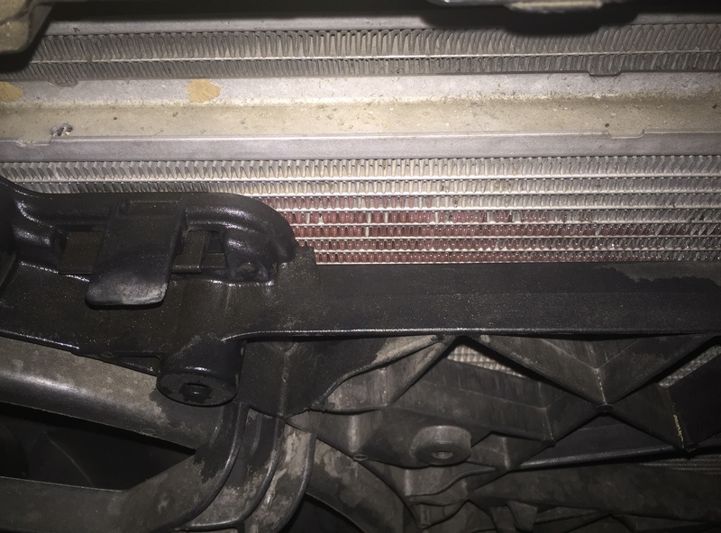 fuite de liquide de refroidissement par le radiateur Img_8010