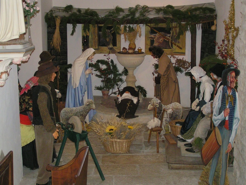 Crèche de l'église de Lardiers Pc290215