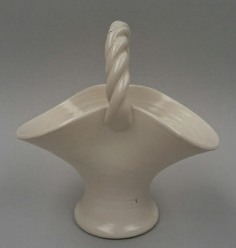 Small basket vase with twisted handle Basket10