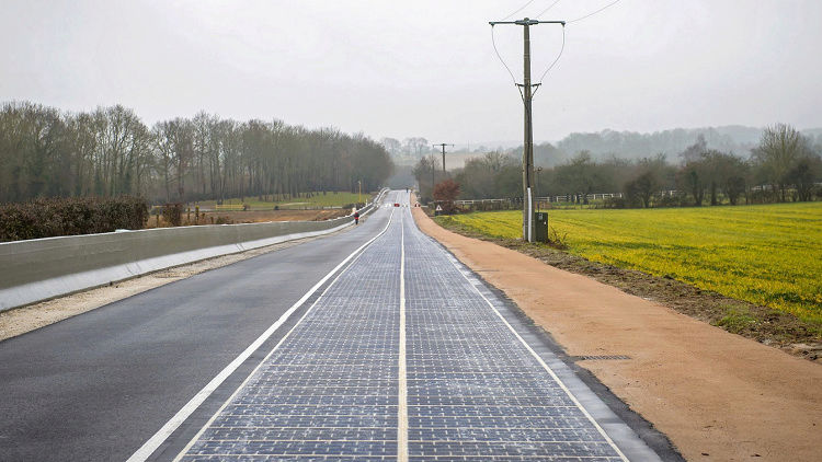 فرنسا تفتتح أول طريق بالطاقة الشمسية في العالم 585cfa10