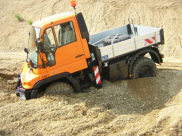 Unimog en mauvaise posture Auf_gr10