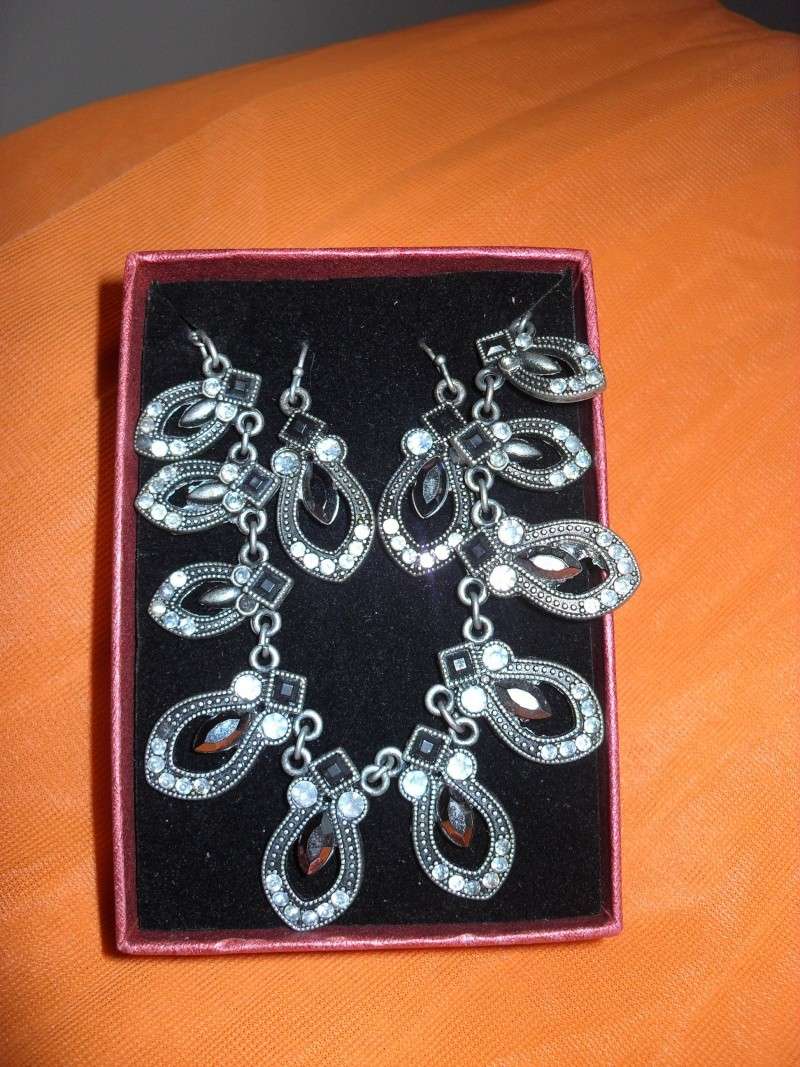 Item 124 - Necklace and Earings set - Black Auctio38