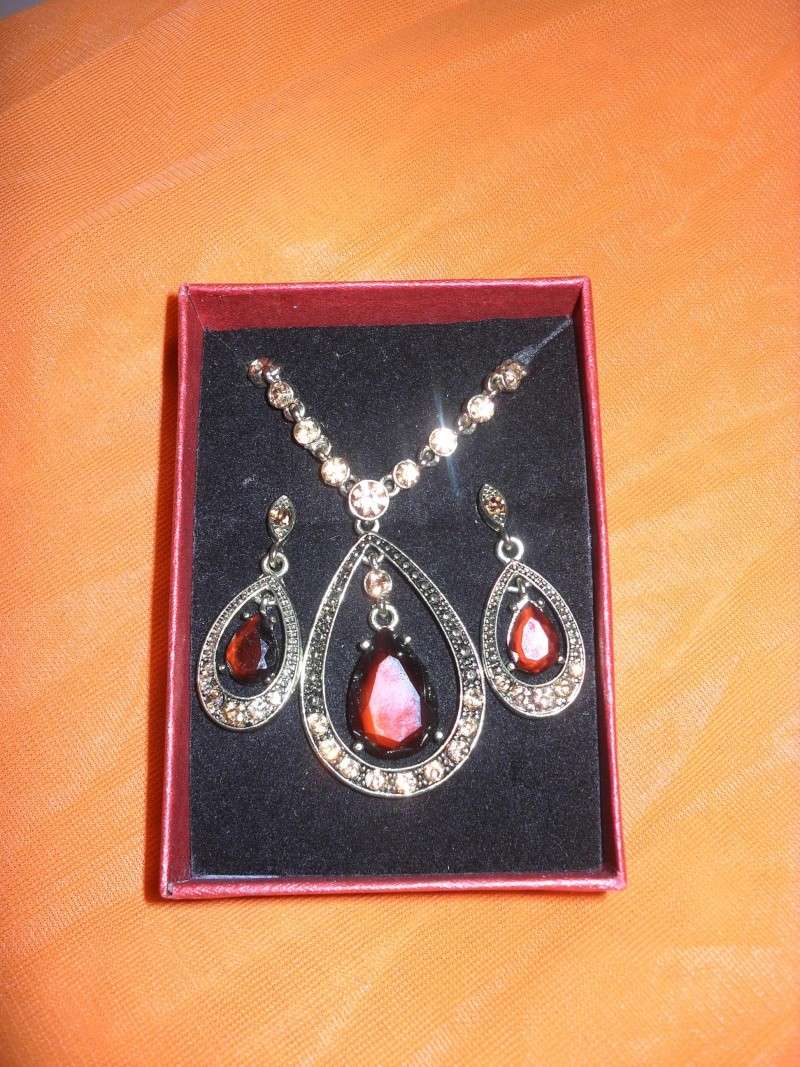 Item 125 - Pendant and Earings - Amber Stones Auctio39