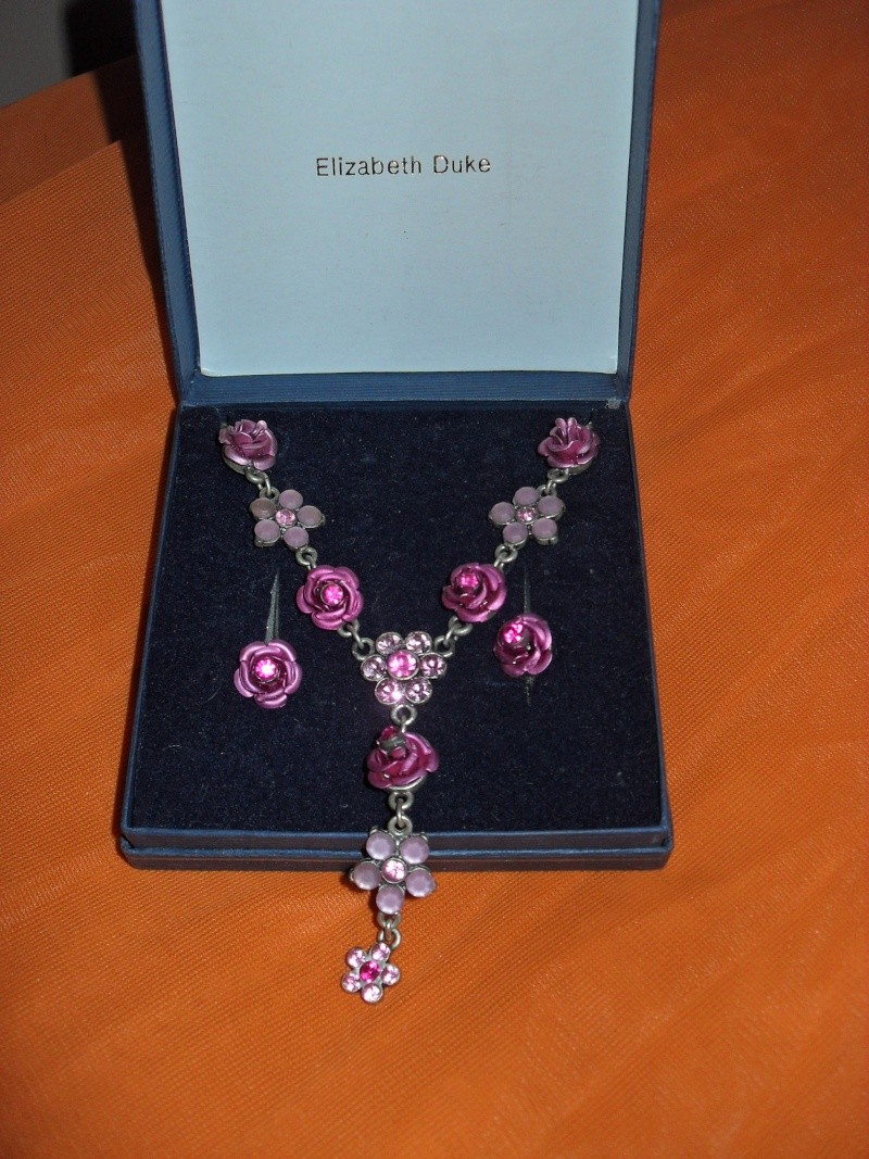 Item 126 - Necklace and earings - Roses Auctio40