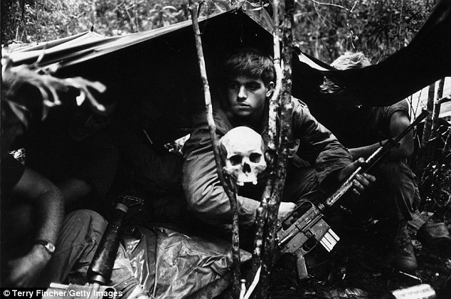 Mutilation de morts de guerre japonais par des Américains Vietna10
