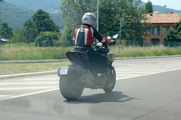 Photos volées : un futur Ducati Monster « XXL » ? 3roads10