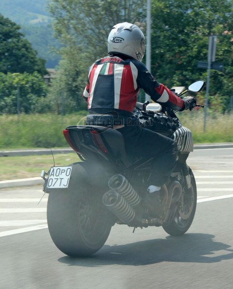 Photos volées : un futur Ducati Monster « XXL » ? 3roads11