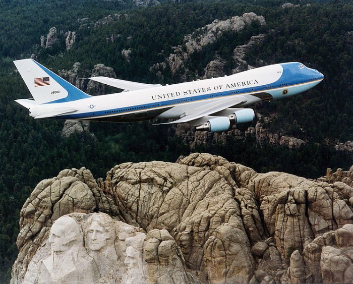 THE MOST IMPORTANT NEWS - SCARE FORCE ONE: PLANE FLEW SO CLOSE TO US PRESIDENTIAL JET THAT "PILOTS COULD SEE EACH OTHER" Air-fo10