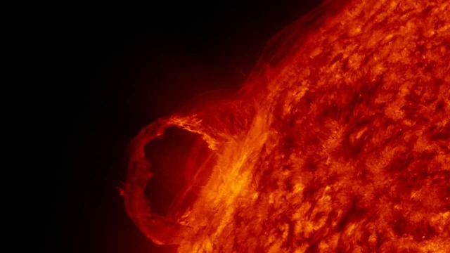 THE MOST IMPORTANT NEWS - HOW A MASSIVE SOLAR STORM COULD WRECK THE GLOBAL ECONOMY Solar-10