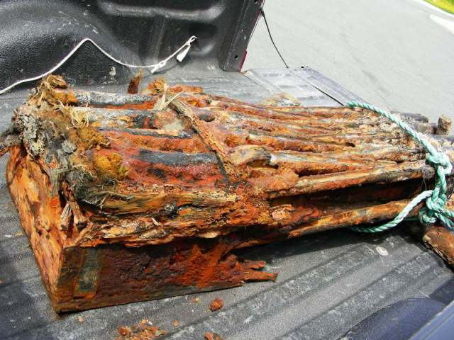 juste comme ça, une caisse de lee enfield retrouvé en mer  Dscn8110