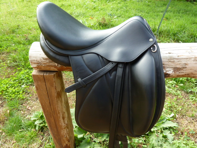 A vendre  -----  Selle de dressage MAKILA de DEVOUCOUX - Taille 17,5' ------- VENDUE ! P1000823