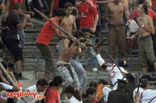w,صور همج بعد مباراة الاهلى وكفرالشيخ واصابة 8 من الشرطة و8 من الجماهير Ahly5_10